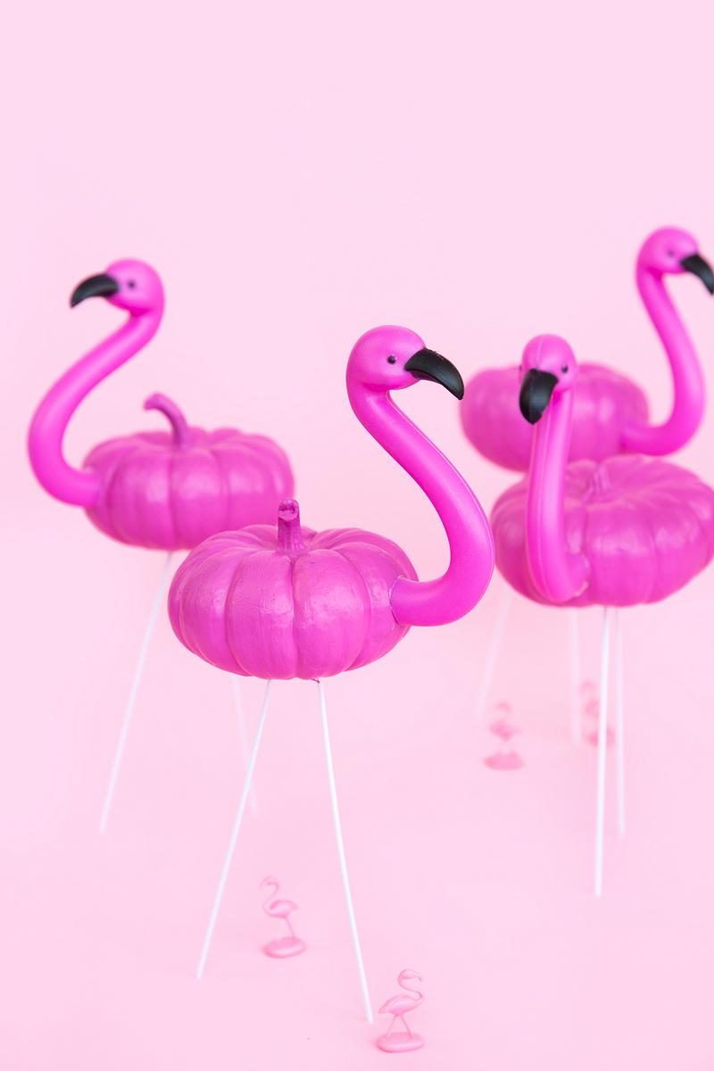35 DIY Mini Lawn Flamingo Pumpkins